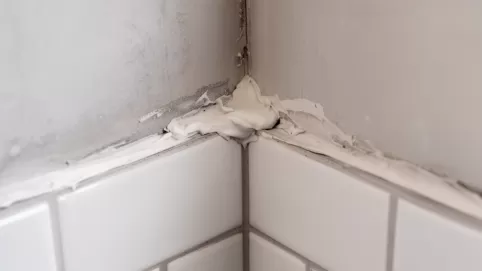 Wykończenie narożników wewnętrznych płytek